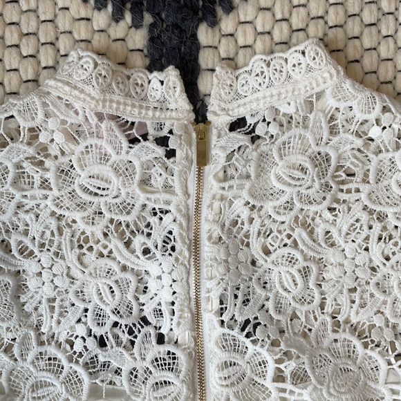 White lace top - Picture 5 of 6